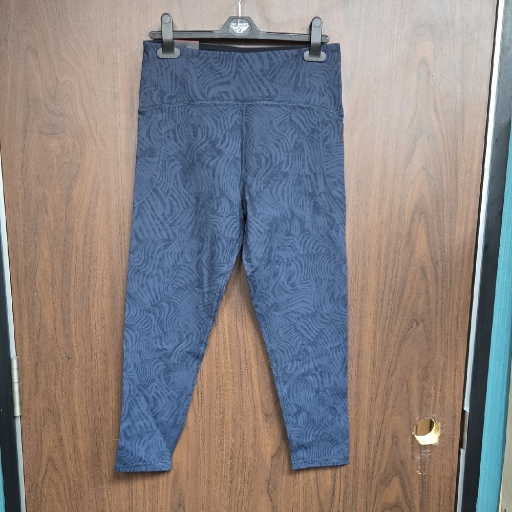 Tuff Athletics Size M Grey Swirl Crop Leggings
